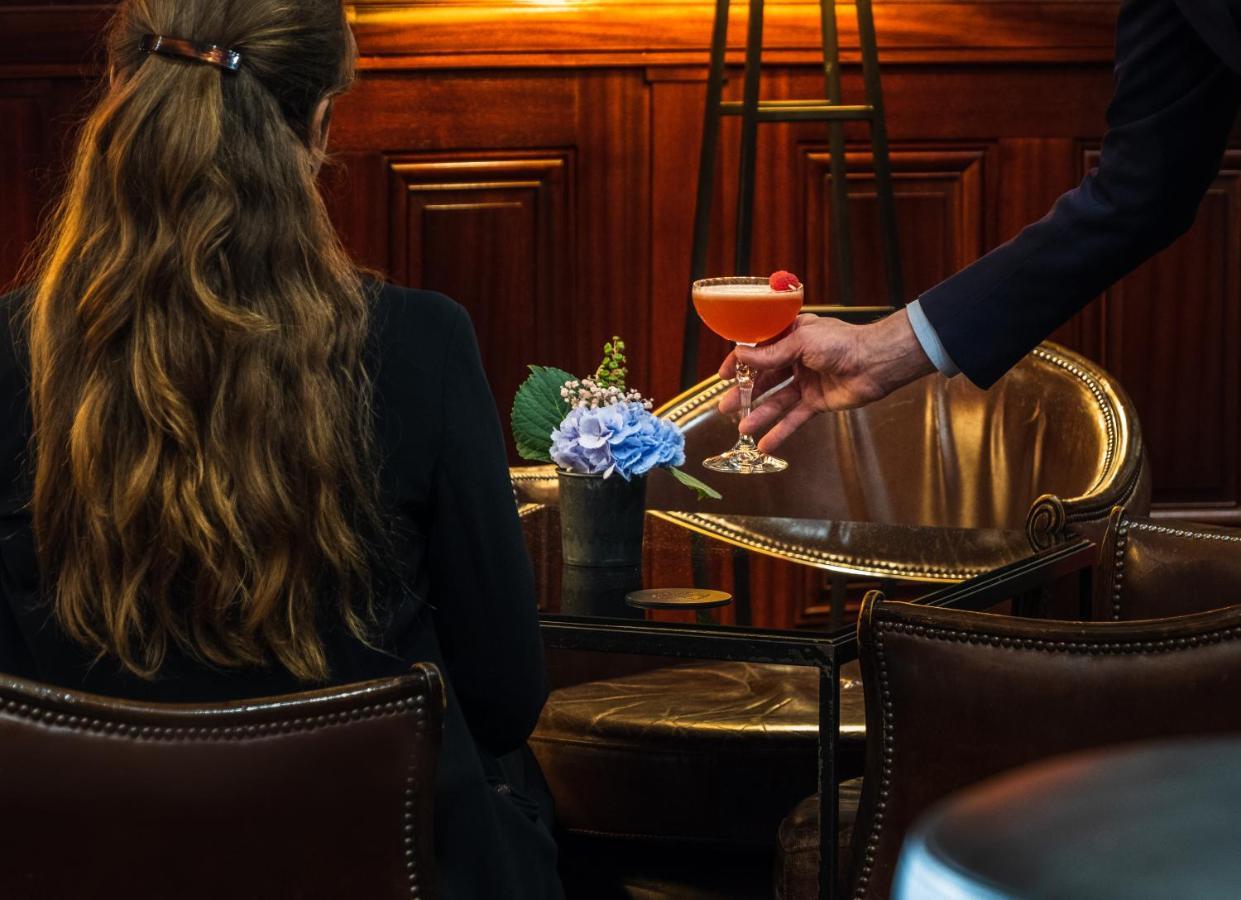 Hotel Pont Royal פריז מראה חיצוני תמונה A bartender serving a cocktail