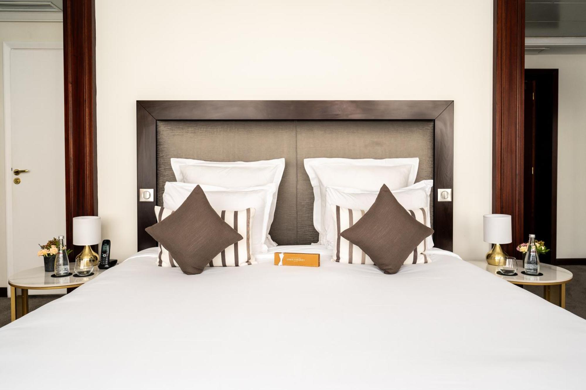 Hotel Pont Royal פריז מראה חיצוני תמונה A bedroom at the hotel