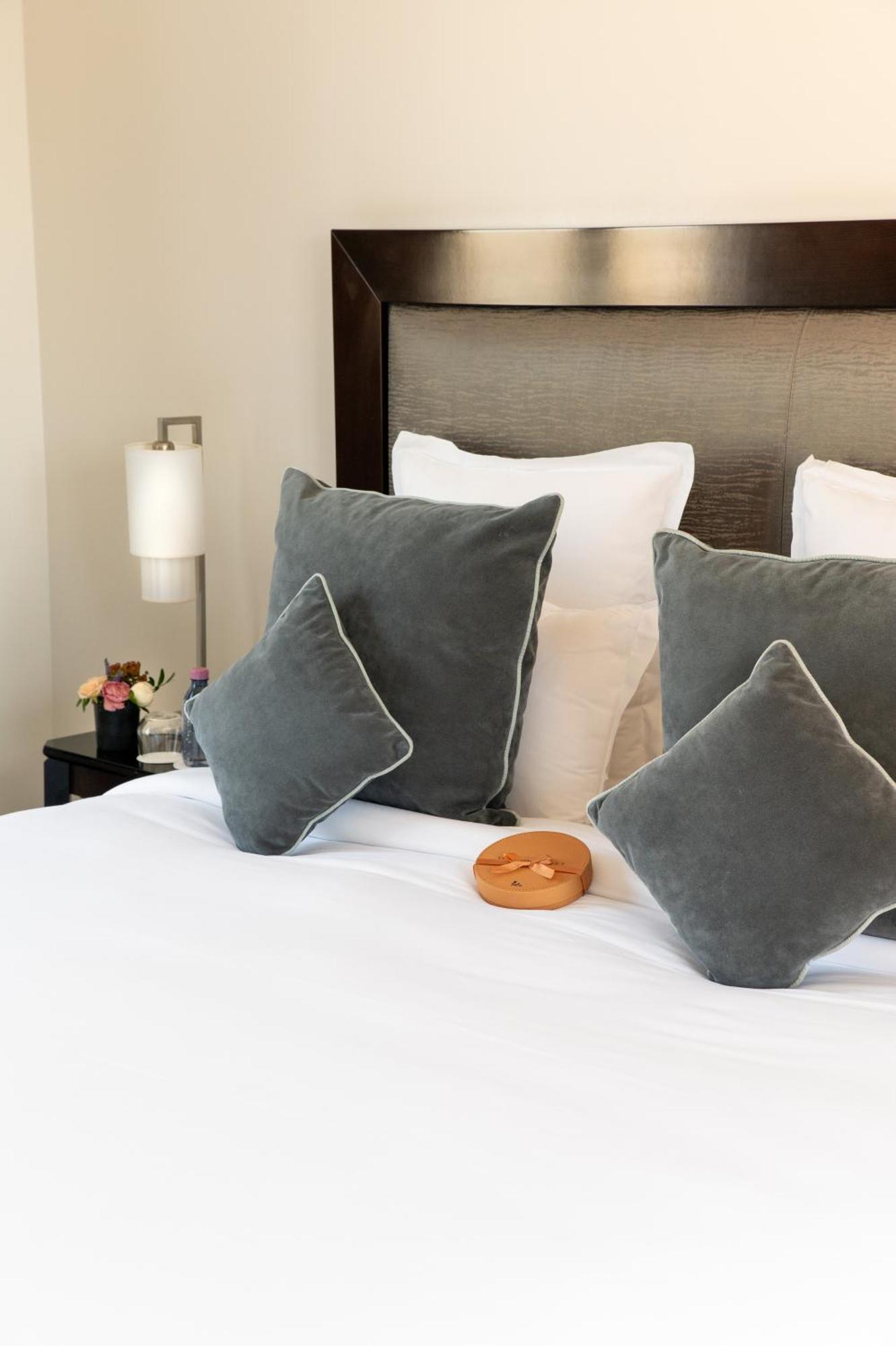 Hotel Pont Royal פריז מראה חיצוני תמונה A bed with cushions