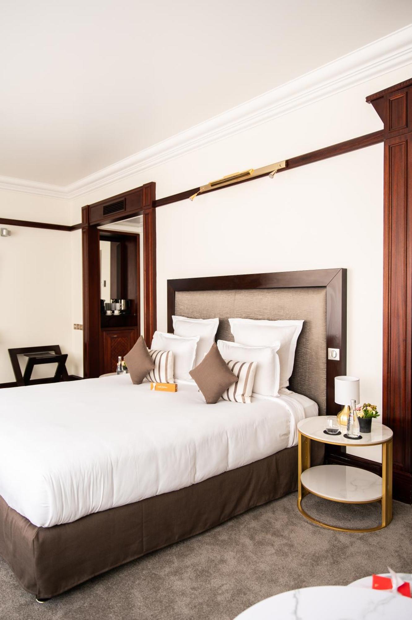 Hotel Pont Royal פריז מראה חיצוני תמונה A bedroom at the hotel